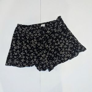 Mine black and white floral flowy fabric  shorts